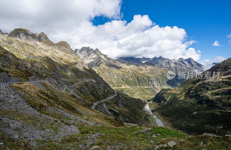 位于瑞士斯泰因冰川和斯泰因湖周围的美丽的瑞士阿尔卑斯山的Susten Pass